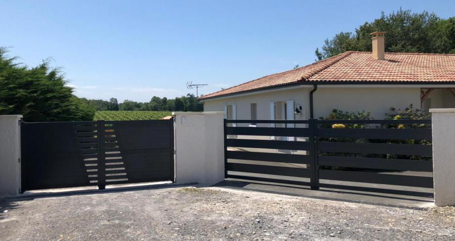 Maison avec portails et portillons